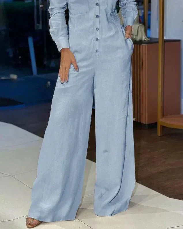 Casual chic dames jumpsuit met lange mouwen en wijde pijpen, perfect voor overdag of avondjes uit.