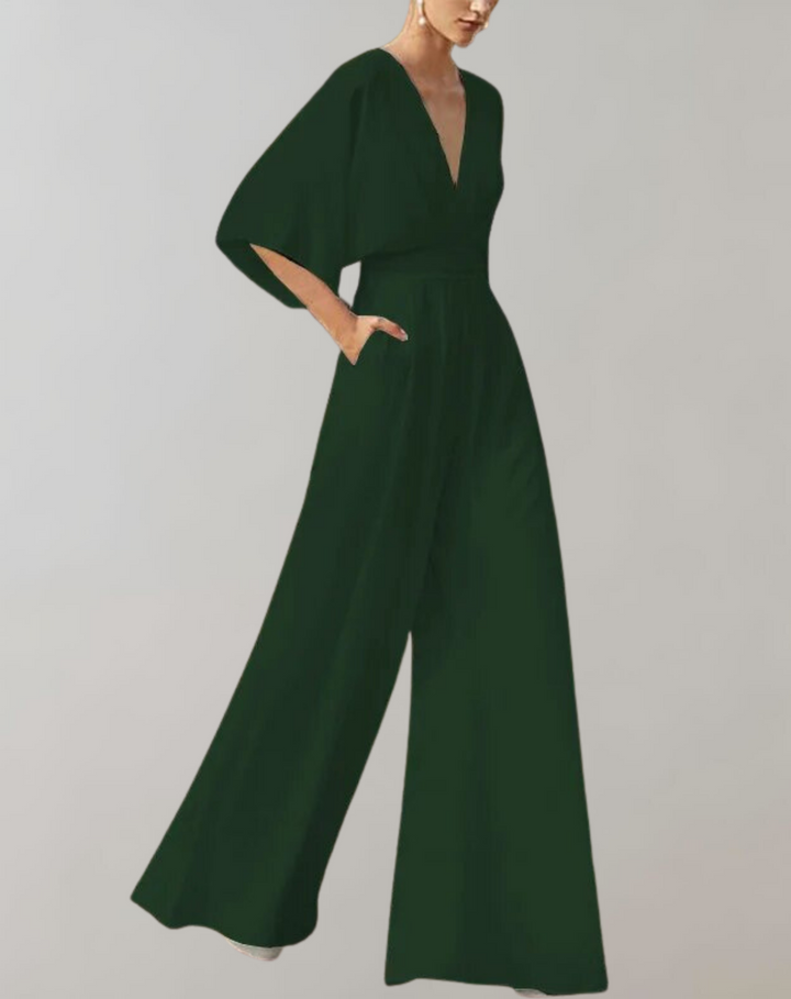 Modieuze dames jumpsuit met diepe V-hals en wijde pijpen. Een chique statement piece, trendy voor de zomer.