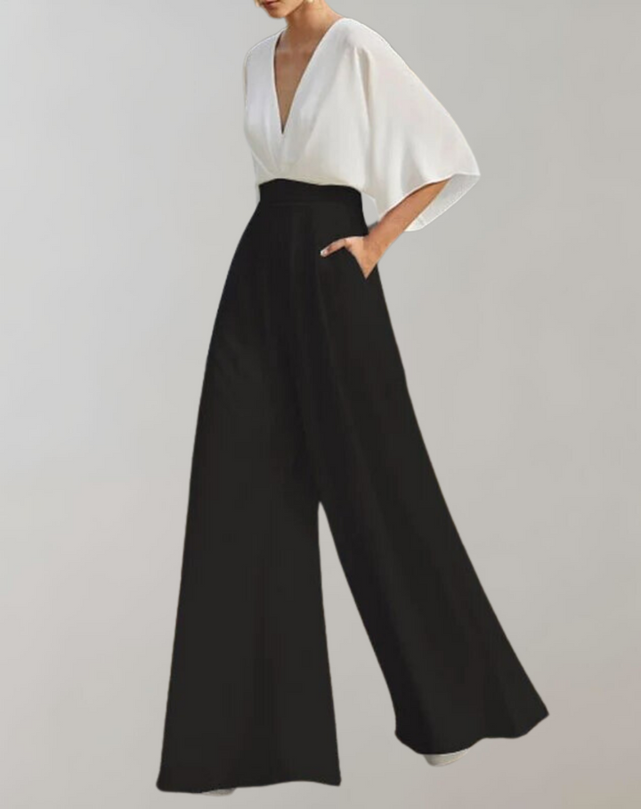 Prachtige dames jumpsuit, diepe V-hals en wijde pijpen. Elegant en chique voor feestjes of zomerse avonden.