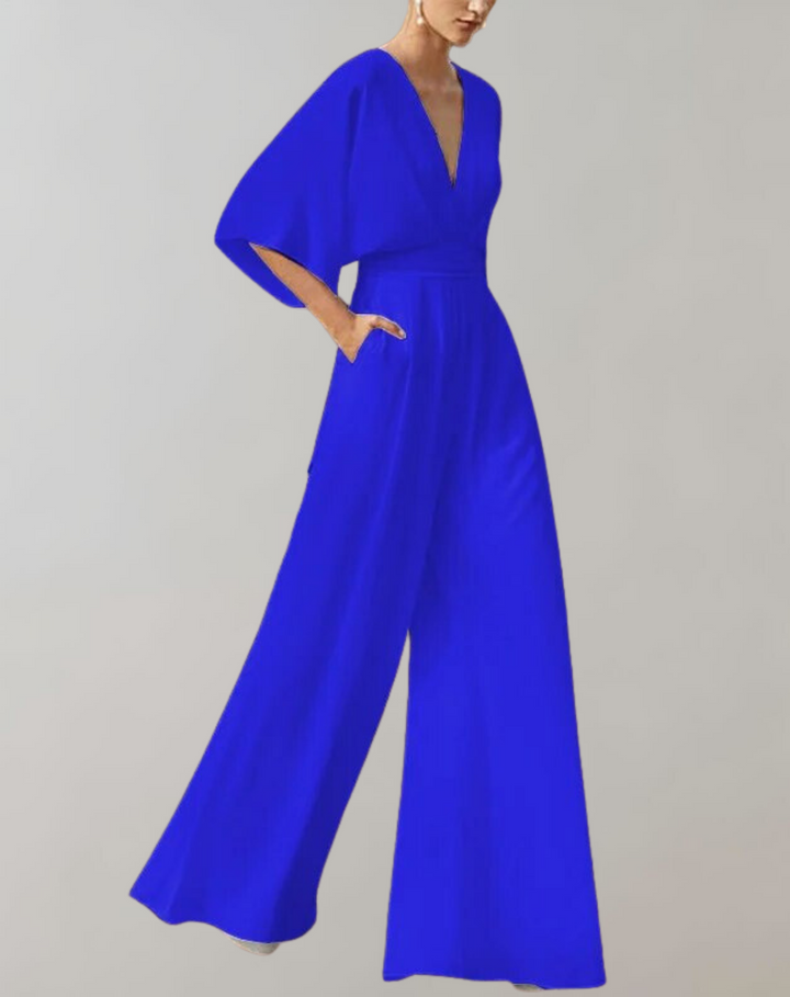 Trendy en comfortabele dames jumpsuit met wijde pijpen en diepe V-hals. Perfecte mode voor de zomer.