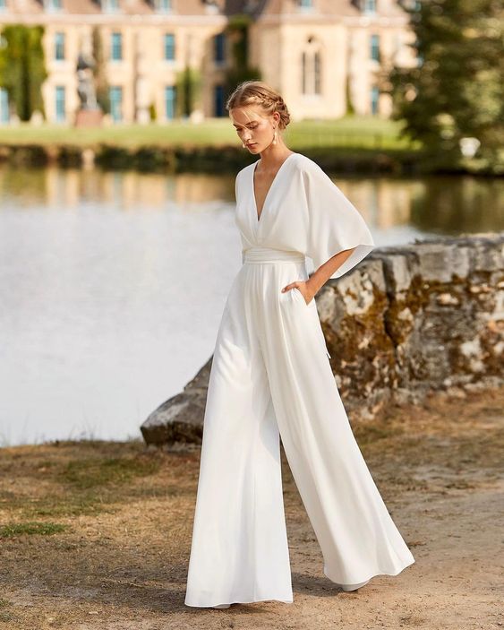 Elegante dames jumpsuit met wijde pijpen, diepe V-hals. Chique en feestelijk, perfect voor zomer avondkleding.