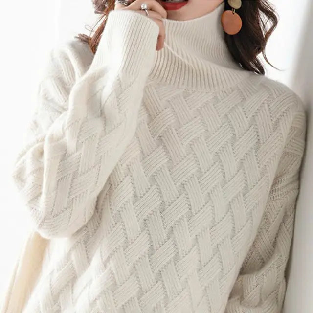 Comfortabele beige gebreide trui voor dames, met verfijnd kabelpatroon en een warme hoge hals, casual elegant.
