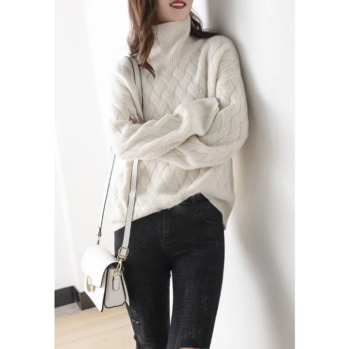 Dames trui met gedetailleerd kabelpatroon, in beige gebreid, ideaal voor een elegante en warme winterlook.