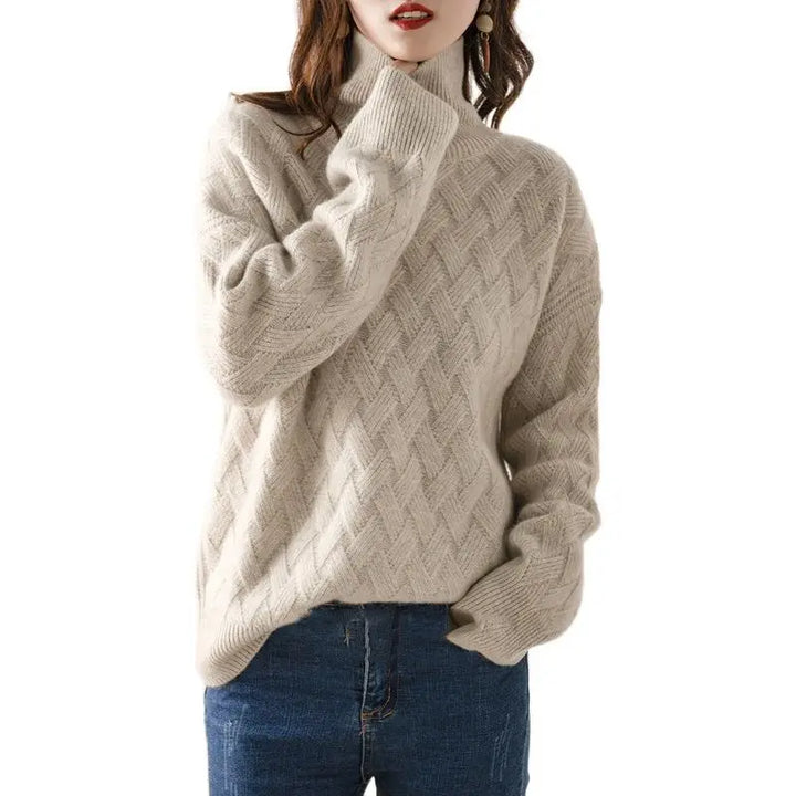 Beige gebreide damestrui met elegant kabelpatroon en hoge hals, warm en comfortabel voor een stijlvolle look.