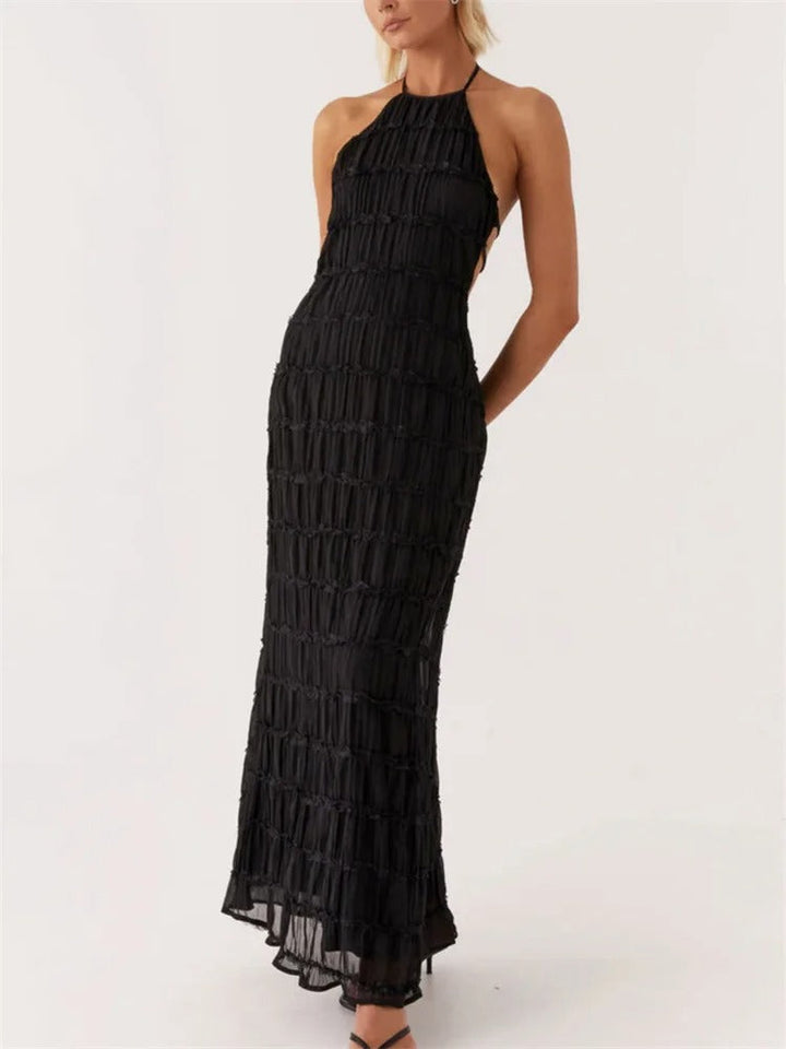 Elegante zwarte dames maxijurk met halterhals en open rug, perfect voor zomerse avonden.