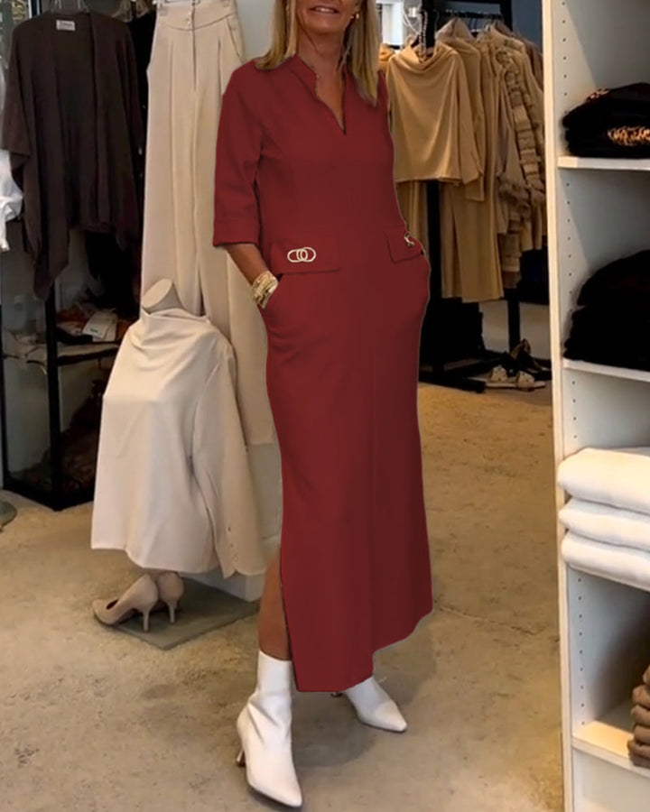 Dames midijurk met V-hals en zakken, gestyled met accessoires. Veelzijdig voor zakelijke en casual gelegenheden.