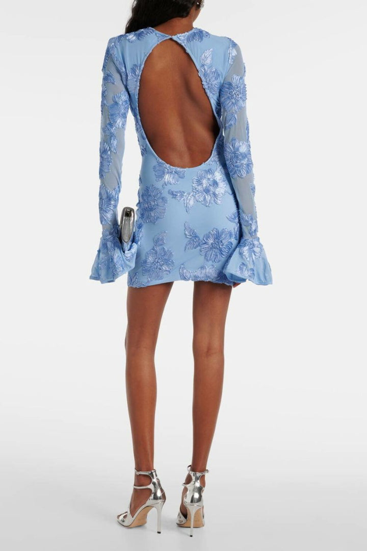 Elegante dames zomerjurk, mini model met gedetailleerd bloemenborduurwerk, trendy en feestelijk.