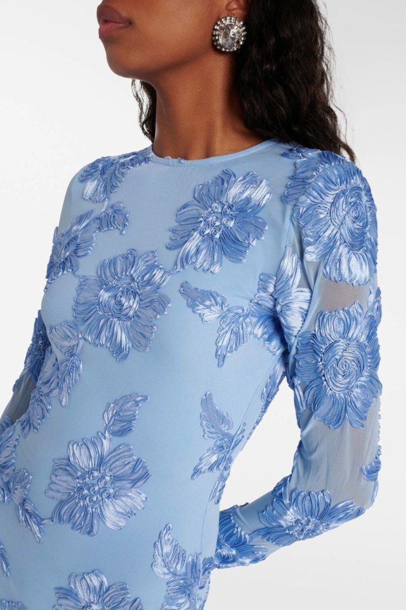 Stijlvolle blauwe geborduurde mini zomerjurk, perfect voor een chique gelegenheid.
