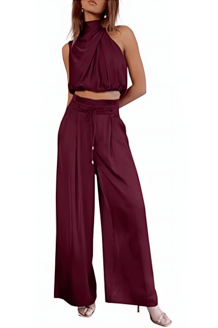 Model draagt een veelzijdige mouwloze top en broek set. Ideaal voor een casual of elegante zomerlook.