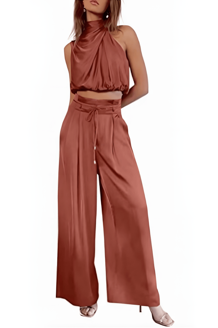 Achteraanzicht van de mouwloze top en broek set, toont de vloeiende lijnen en comfortabele pasvorm.