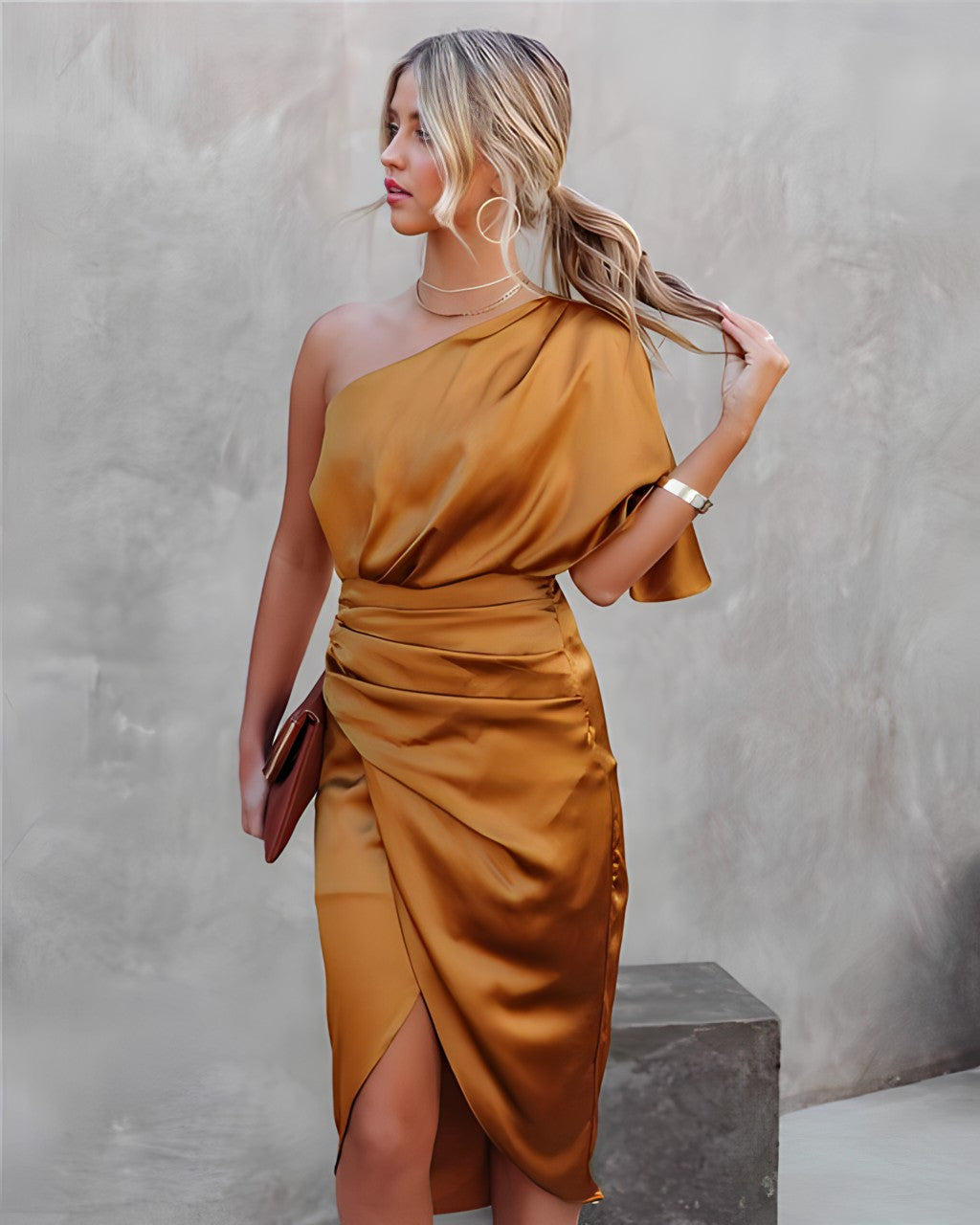 Dames one-shoulder jurk in beweging, perfect voor een dynamische en elegante look.