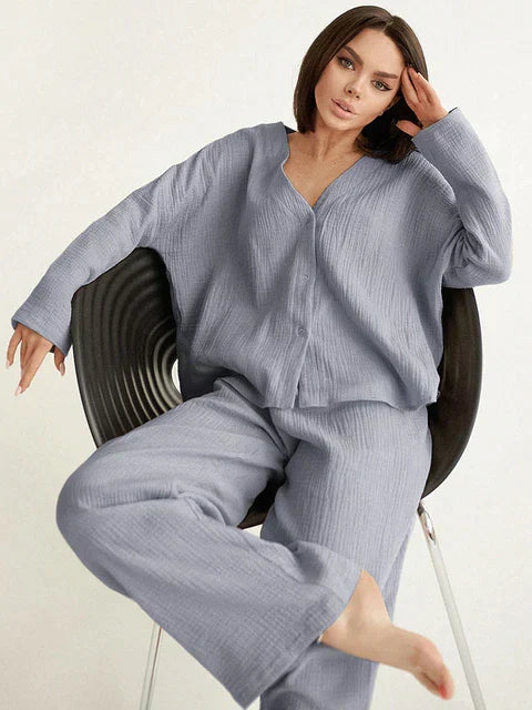 Luchtige dames zomer loungewear set, bestaande uit overhemd en broek, perfect als casual kleding.