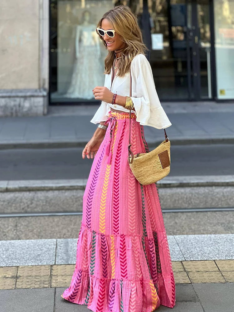 Elegante Liora dames midi zomerrok met kleurrijke retro print, perfect voor een vrouwelijke en luchtige strandmode.