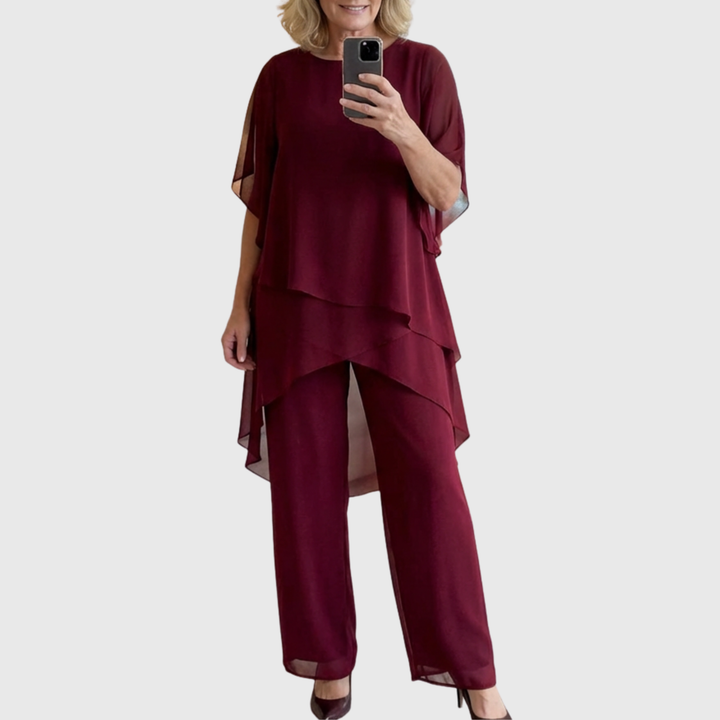 Detail van de asymmetrische drapering op de top van een stijlvolle tweedelige dames set. Trendy vrouwenkleding.