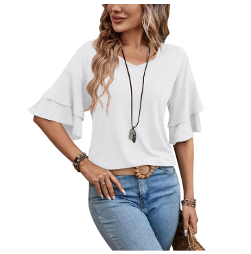 Comfortabele dames zomertop met luchtige stof, elegante V-hals en stijlvolle flare mouwen. Trendy vrouwenkleding.