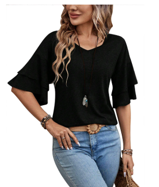 Dames zomertop met elegante V-hals en trendy flare mouwen. Luchtig en comfortabel voor lentemode.