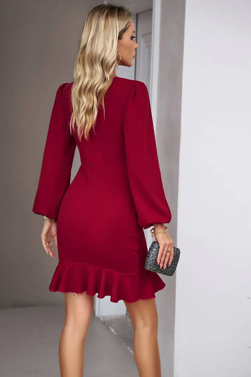 Dames jurk met korte lengte, elegante puffmouwen en een slanke pasvorm, voor een verfijnde look.