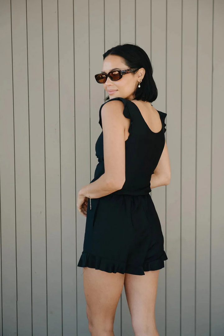 Elegante dames zwem romper met shorts, V-hals en ruches voor een modieuze look.