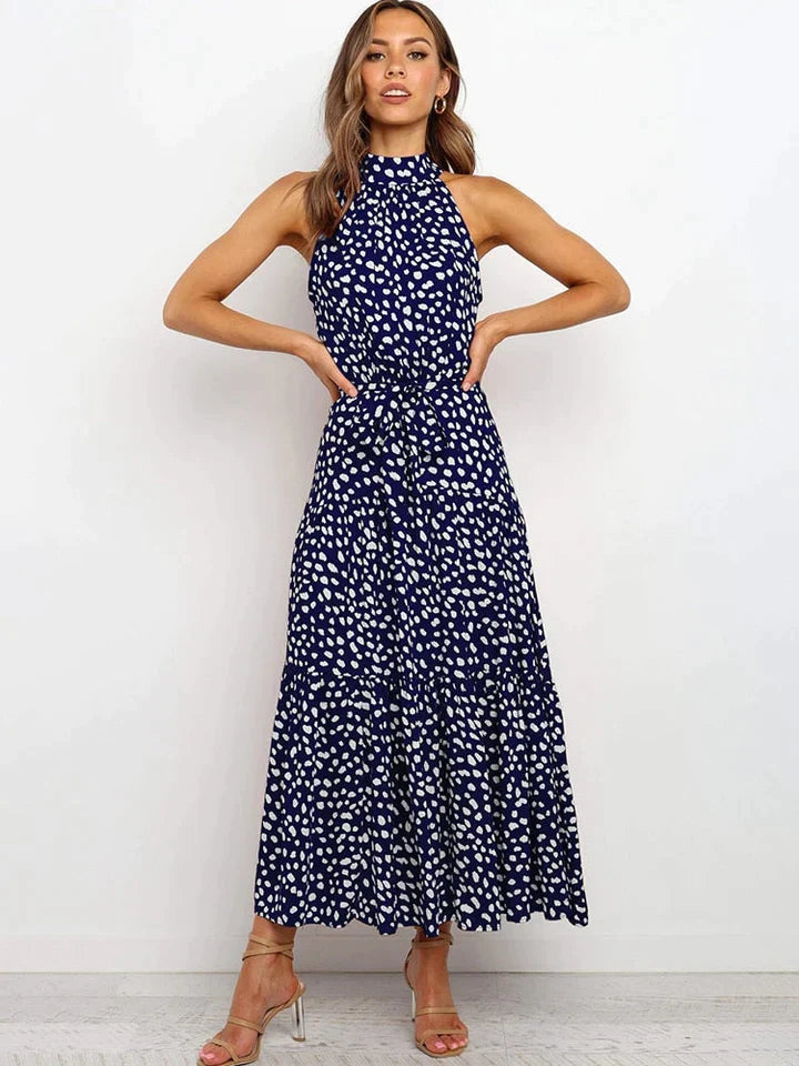 Strandjurk dames: lichte stippenprint halterjurk. Comfortabele slimfit voor een relaxte zomerdag.