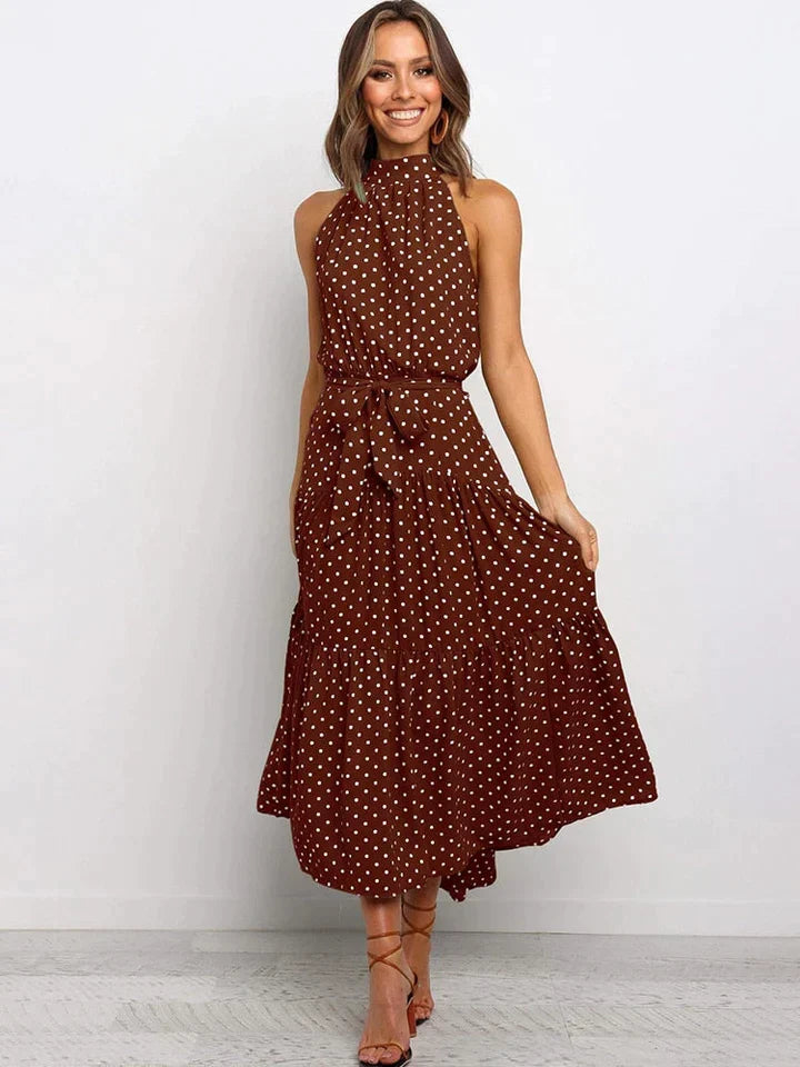 Modieuze stippenprint halterjurk. Deze slimfit damesjurk is de ultieme zomerjurk voor dames.