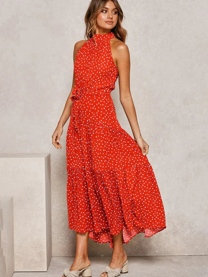 Zomerse dames mode: slimfit halterjurk met stippenprint. Comfortabele, elegante casual jurk.