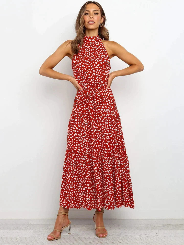 Halter zomerjurk met levendige stippen. Trendy slimfit damesjurk voor een stijlvolle zomerlook.
