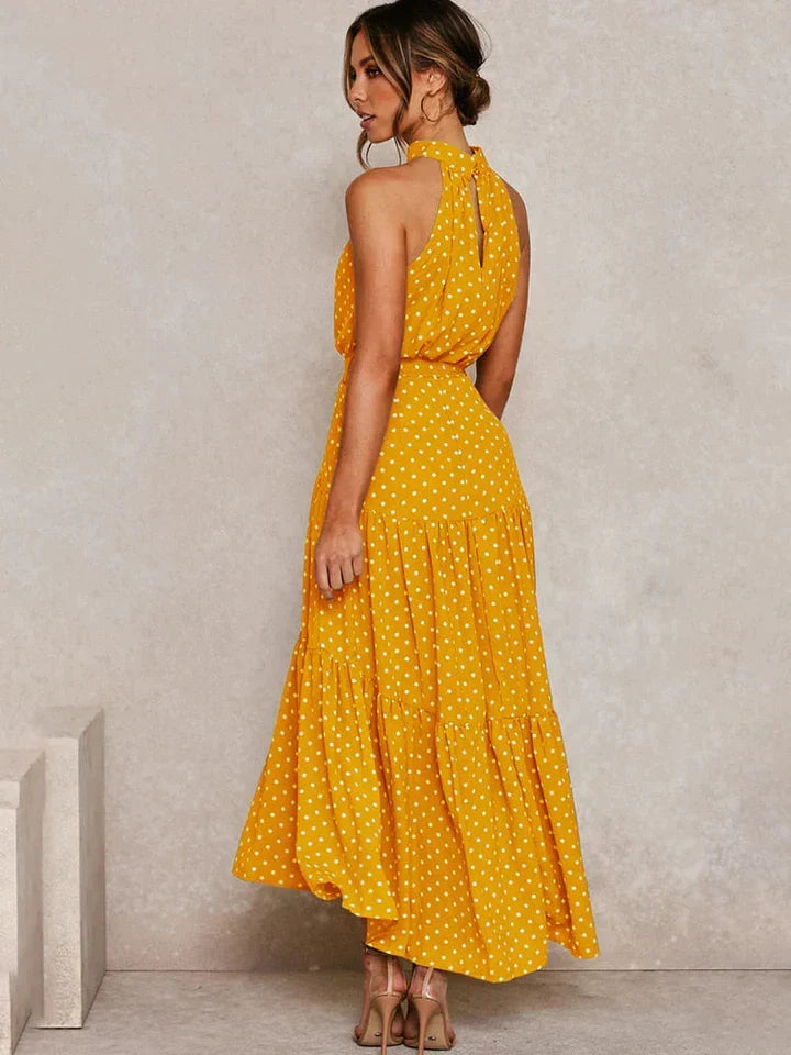 Elegante damesmode: halterjurk met stippenprint. Veelzijdige slimfit jurk voor zomerse gelegenheden.