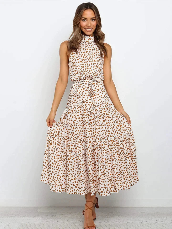 Slimfit dames halterjurk met stijlvolle stippenprint. Comfortabele zomerjurk voor elke gelegenheid.