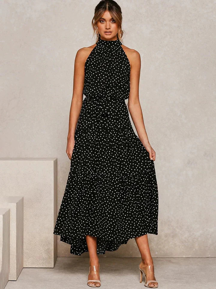 Veelzijdige damesjurk met stippenprint en halternek. Ideale zomerkleding voor een elegante look.
