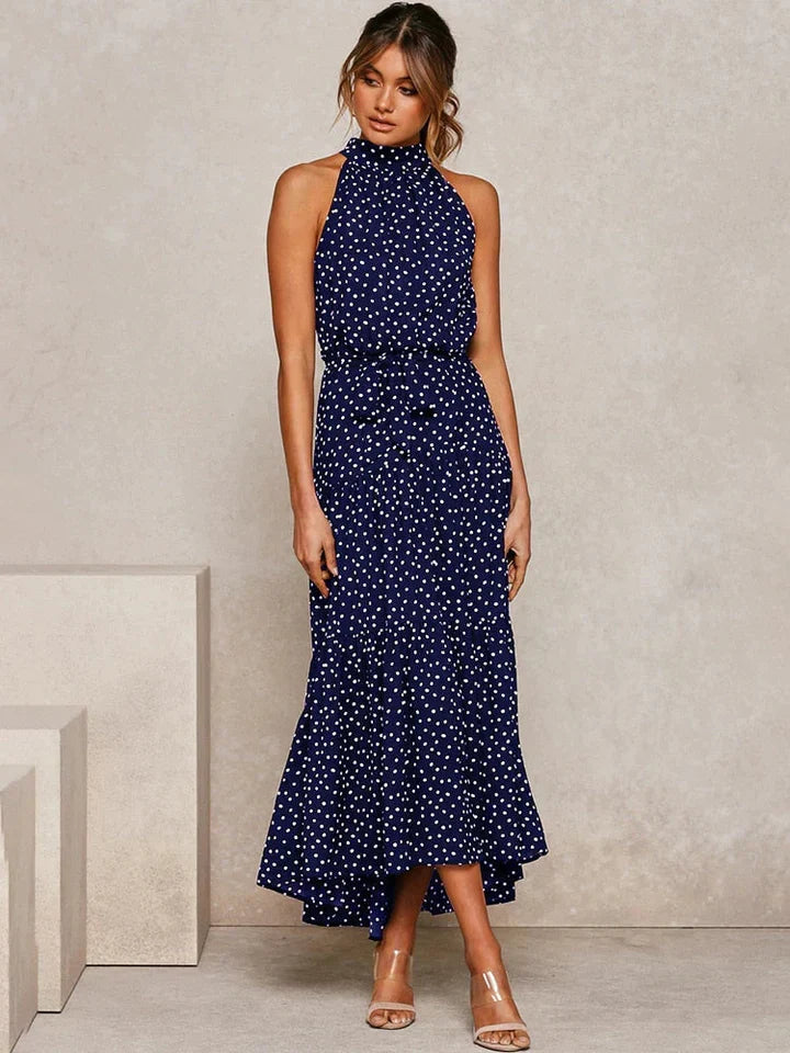 Feestjurk met stippenprint: elegante halterjurk. Slimfit damesjurk, perfect voor zomerse feesten.