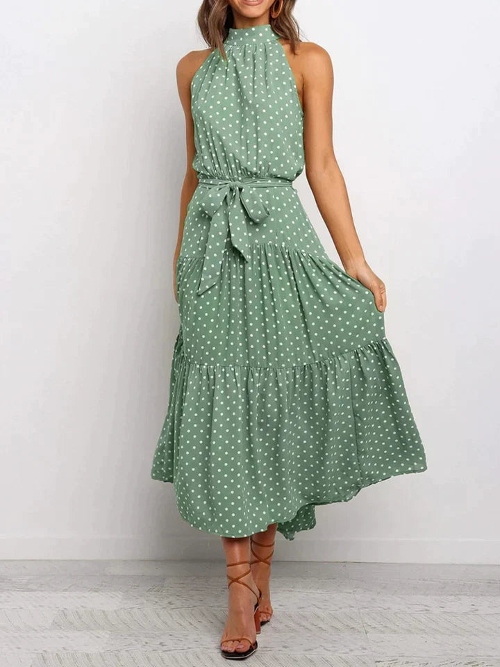 Dames halter zomerjurk met vrolijke stippenprint. Elegante slimfit pasvorm voor feestjes of strand.