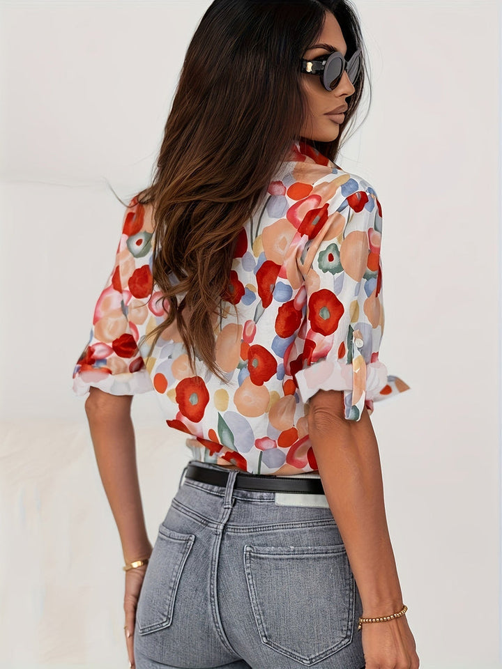 Rode damesblouse met lange mouw en bloemenprint. Veelzijdig en modieus met praktische knoopsluiting.