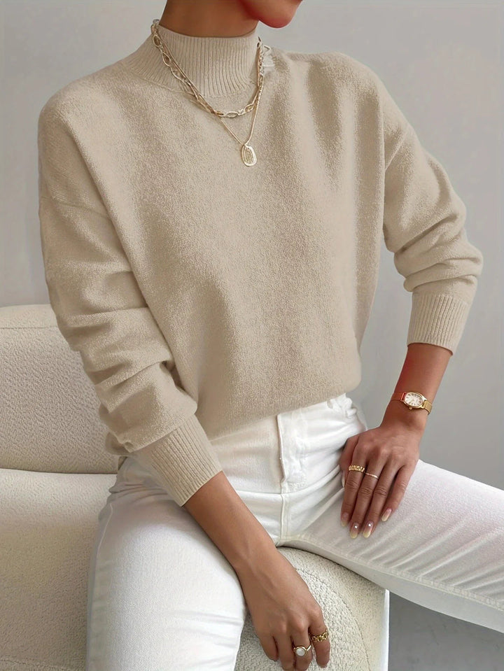 Model toont elegante dames coltrui met hoge hals. Perfecte winter trui & herfst mode, veelzijdig en stijlvol.