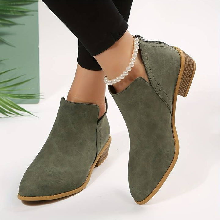 Stijlvolle dames enkellaarsjes met puntige neus en comfortabele lage hak, perfect voor winterse dagen.