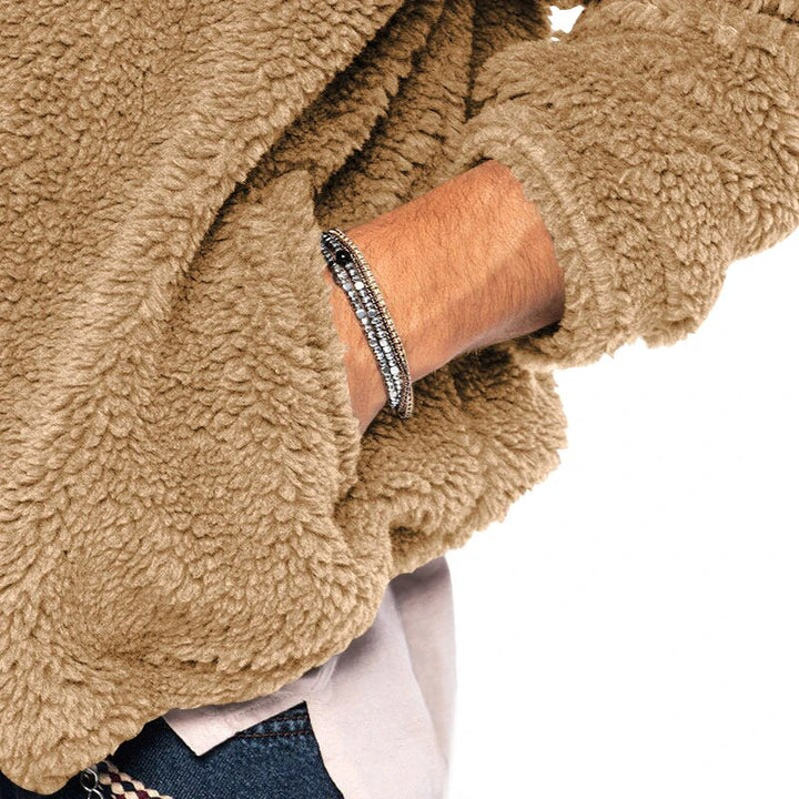 Close-up van warm heren ritsvest met capuchon, detail van de rits en comfortabele winterstof.