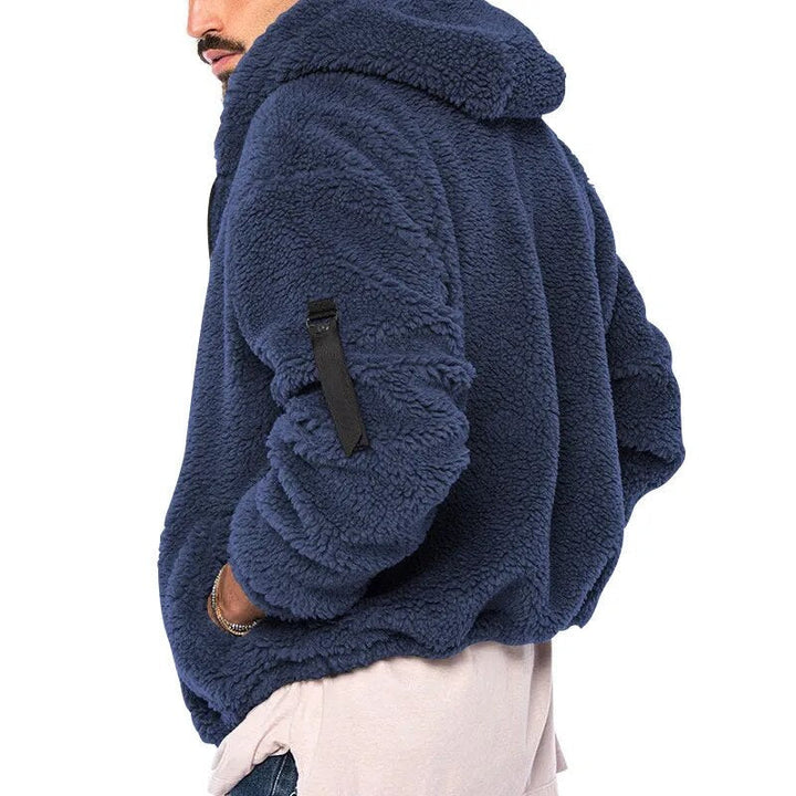 Rugzijde van warm herenvest met capuchon en rits, comfortabele pasvorm voor outdoor en dagelijks gebruik.