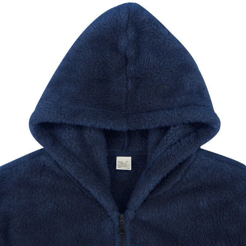 Gestapeld warm herenvest met capuchon en rits, klaar voor de winter; casual en comfortabel.