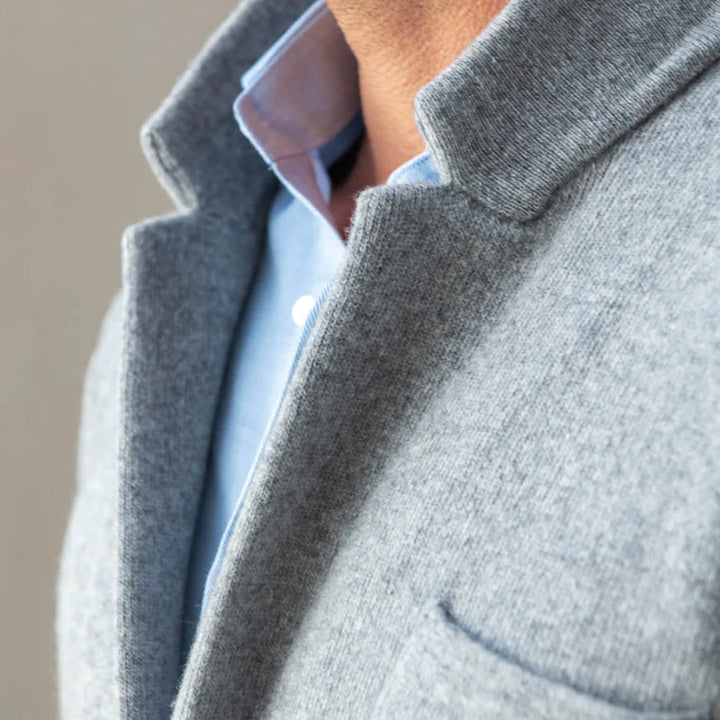 Modern grijs heren colbert jasje, perfect voor een zakelijke of formele look. Tijdloze snit, comfortabel en stijlvol.