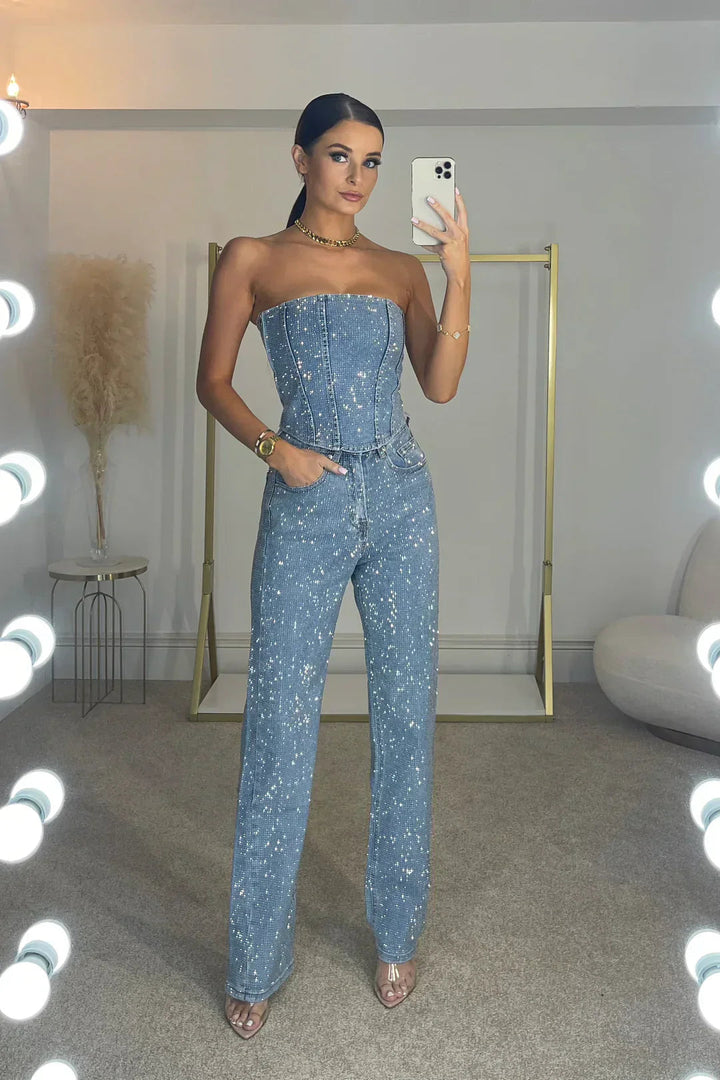 Zwarte strapless dames jumpsuit met glitteraccenten, een elegante keuze voor elk feest of evenement.