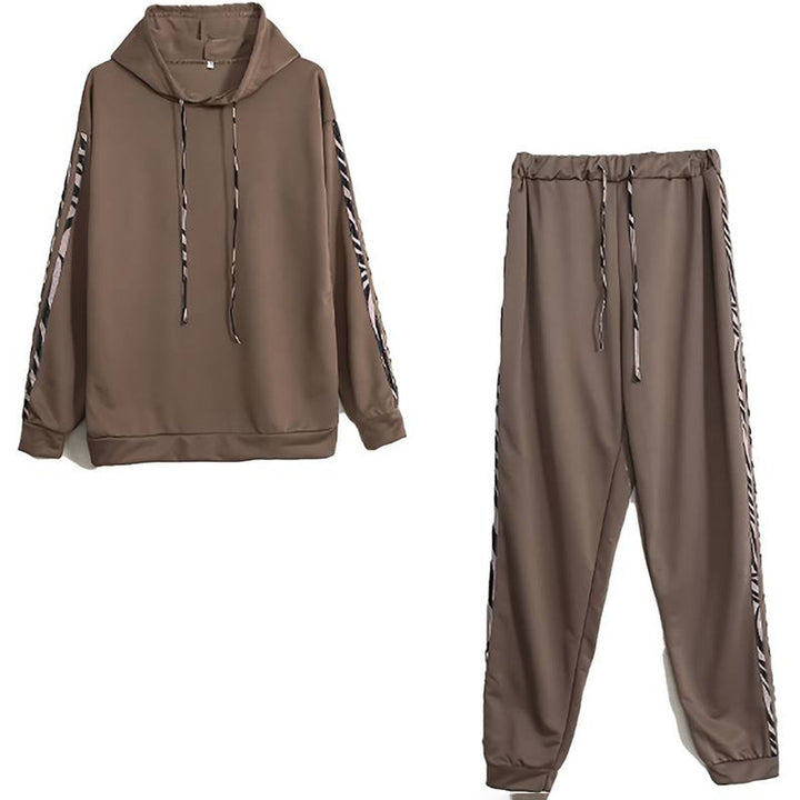 Stijlvolle tweedelige set dames, met trendy hoodie en bijpassende broek, perfect als casual outfit.
