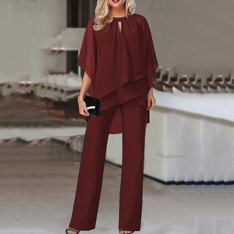 Wijnrode glanzende dames co-ord set, ideaal als feestkleding. Een chique outfit voor een stijlvolle uitstraling.