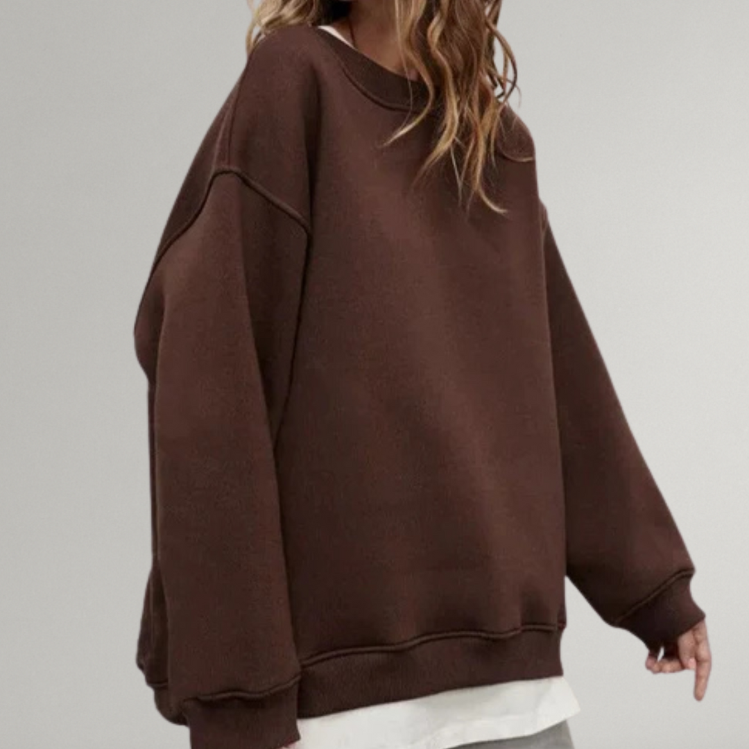 Opgevouwen comfortabele oversized dames sweater, casual mode essentieel voor herfst en winter. Ronde hals, lange mouwen.