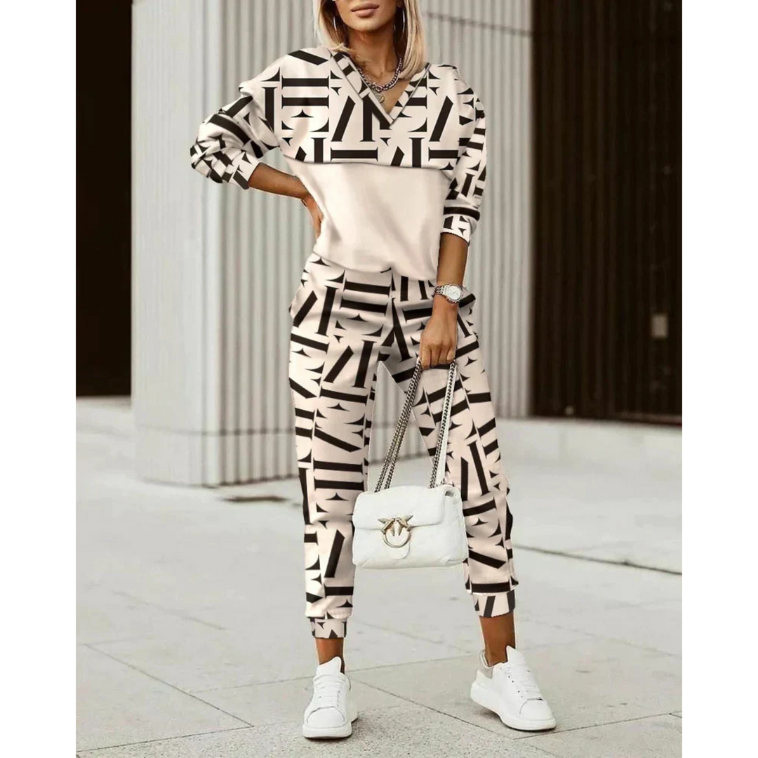 Comfortabel dames trainingspak, perfect voor loungewear, met rechte pasvorm. Ideaal voor thuis of casual gebruik.