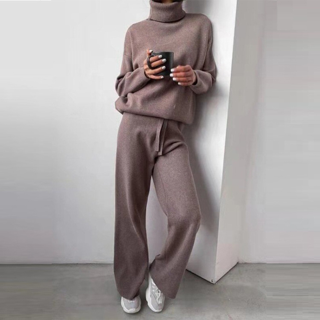 Complete dames outfit: modieuze coltrui en joggingbroek set, ideaal als huispak of winter loungewear.