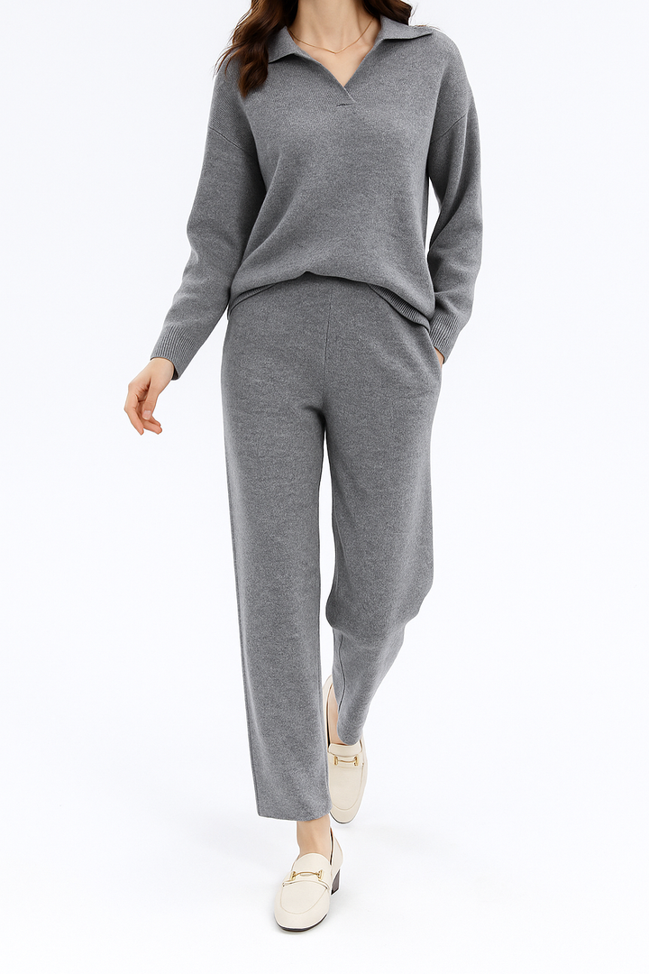 Vrouw in zachte dames loungewear set: comfortabele polo trui en hoge taille broek, perfect om te relaxen.