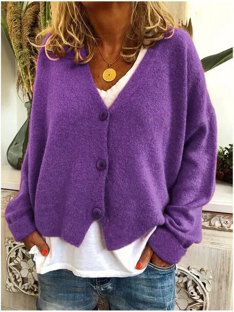 Close-up van het dames vest met stijlvolle knopen en diepe V-hals. Perfecte, comfortabele bovenkleding voor herfst.