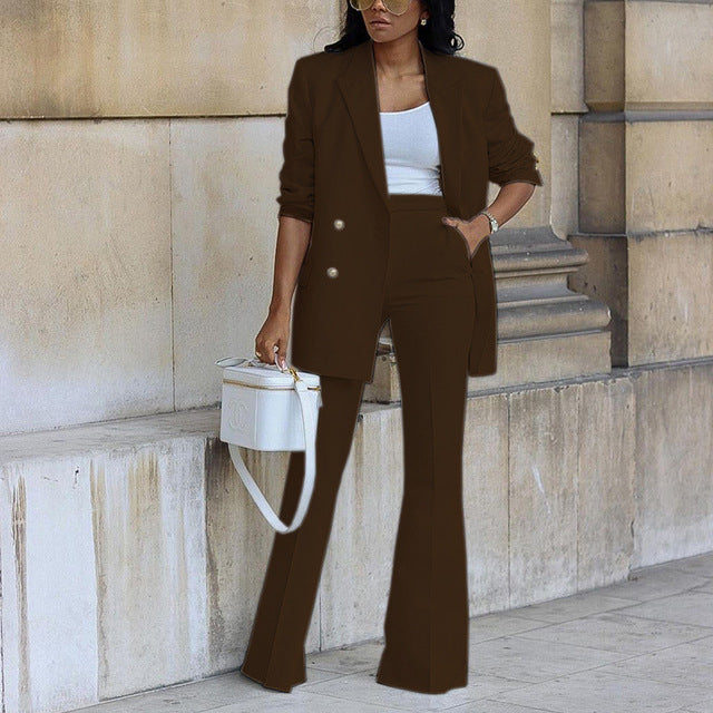 Chique damespak: veelzijdige blazer en rechte broek set. Perfect voor zowel zakelijk als formele gelegenheden.