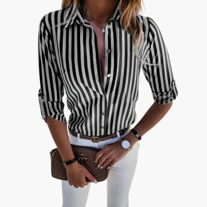 Klassieke damesblouse met subtiel streeppatroon, veelzijdig voor zowel zakelijk als casual gebruik.