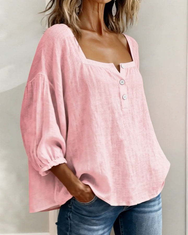 Detailfoto van de comfortabele damesblouse: de trendy vierkante halslijn.