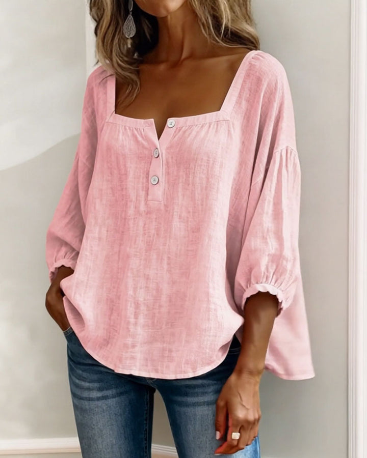 Model draagt casual-elegante damesblouse met vierkante hals en pofmouwen. Comfortabele zomer dameskleding.